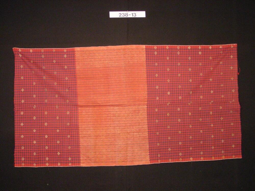 Kokerrok met ruitpatroon en losse geometrische motieven