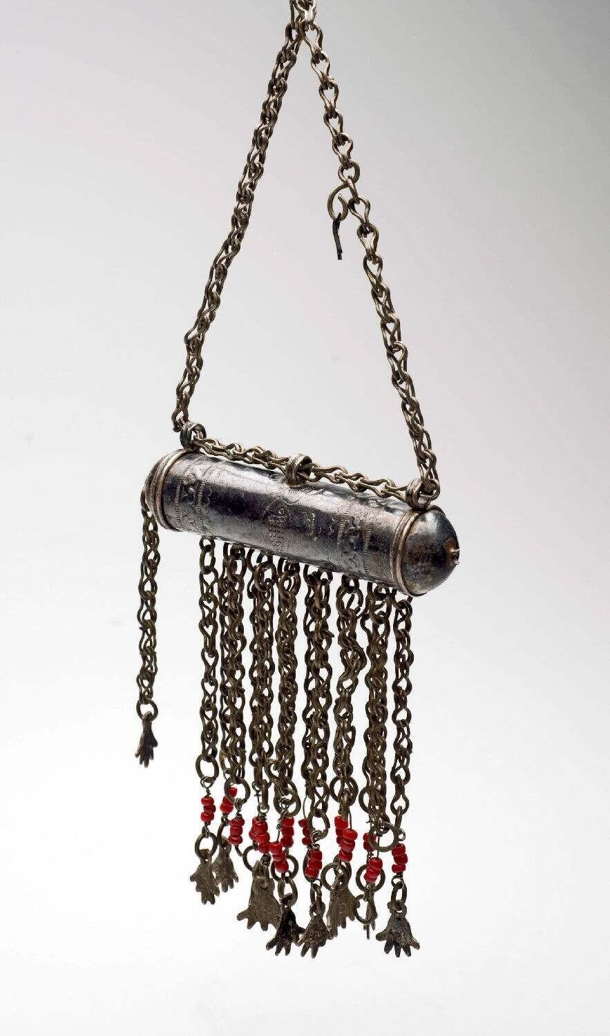 Zilveren amulethouder met ketting
