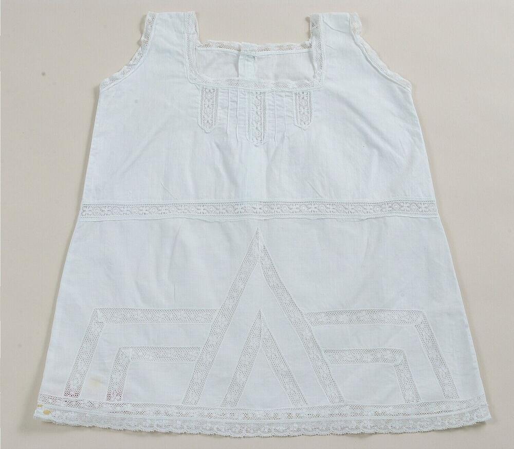 Kleine witte katoenen jurk