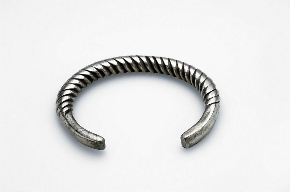 Zilveren open armband, gedraaid