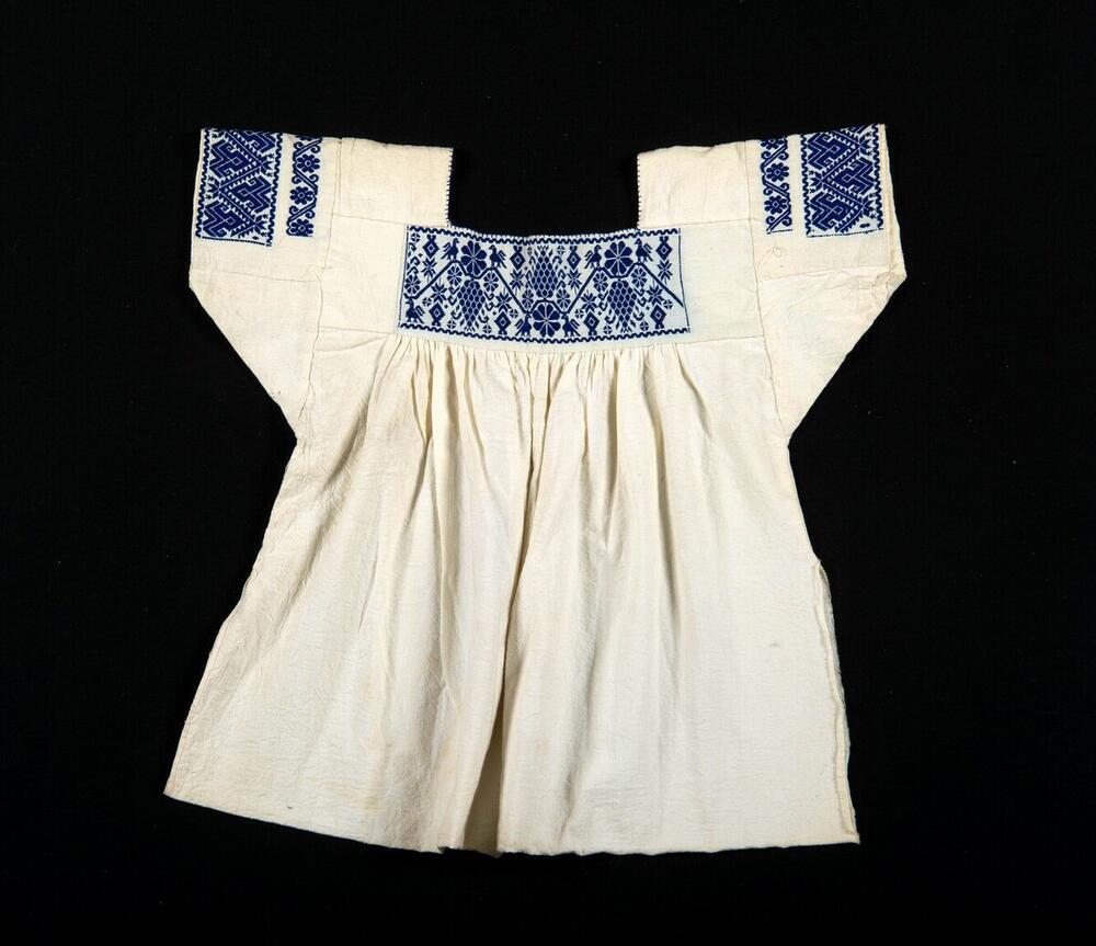 Witte blouse met donkerblauwe motieven van hanen