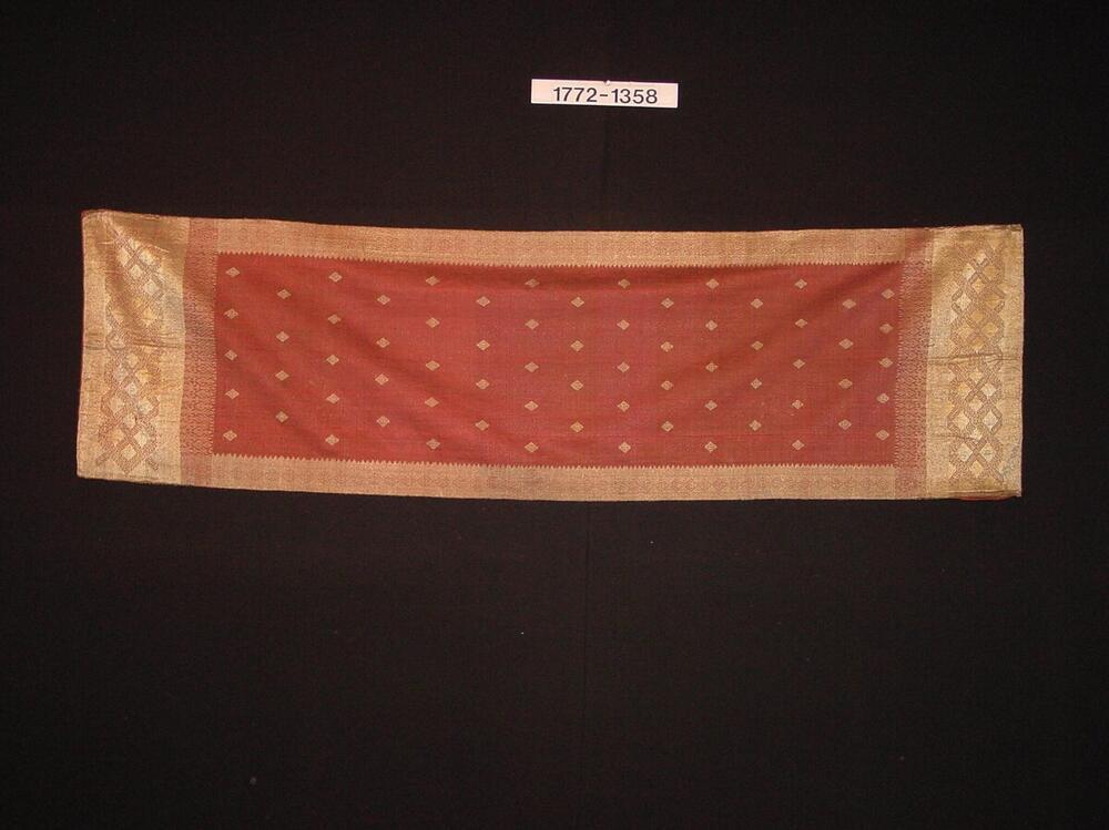 Zijden schouderdoek met ornament ingeweven zilverdraad