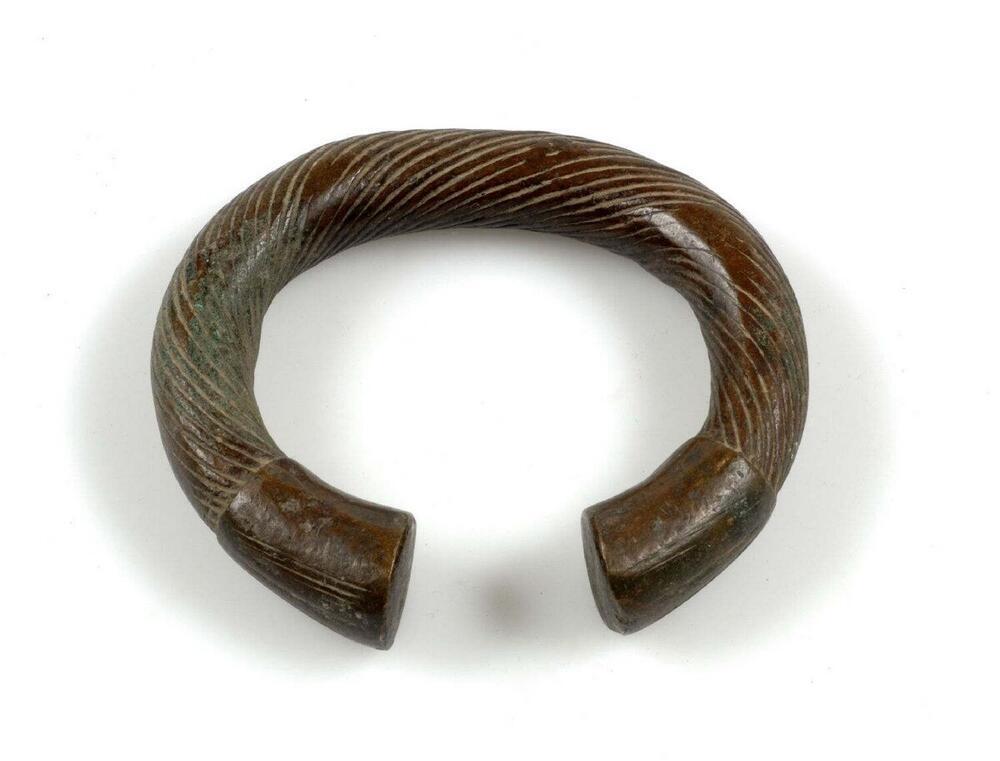 Metalen armband gedecoreerd met ingegrifte lijnen