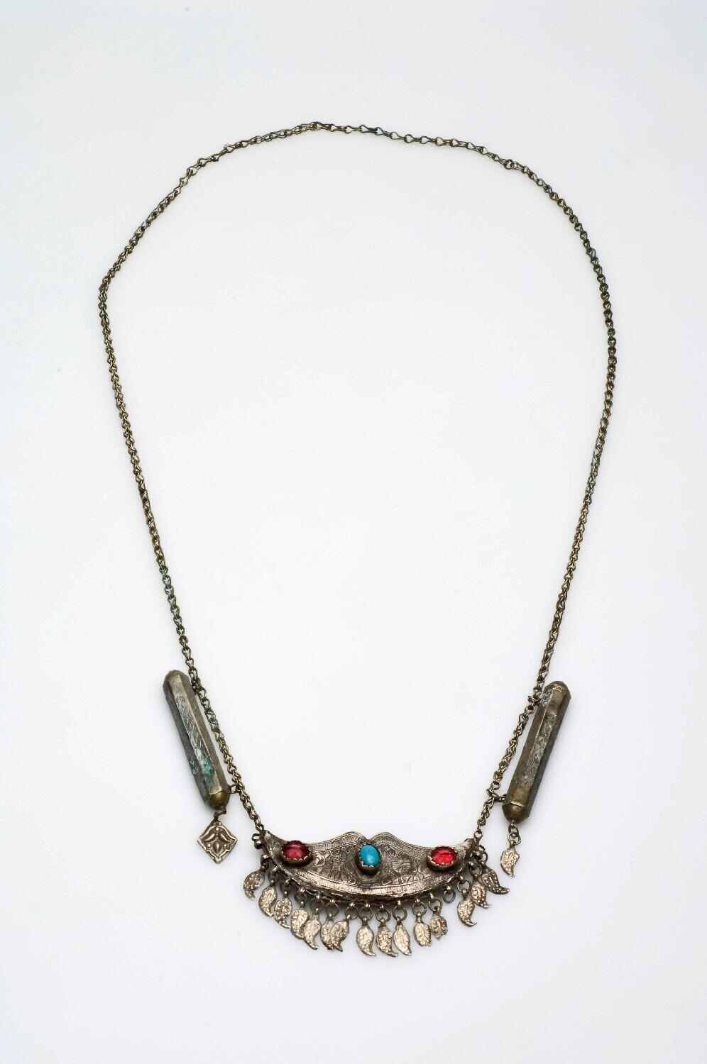 Ketting met hanger en twee amuletdoosjes van zilverlegering