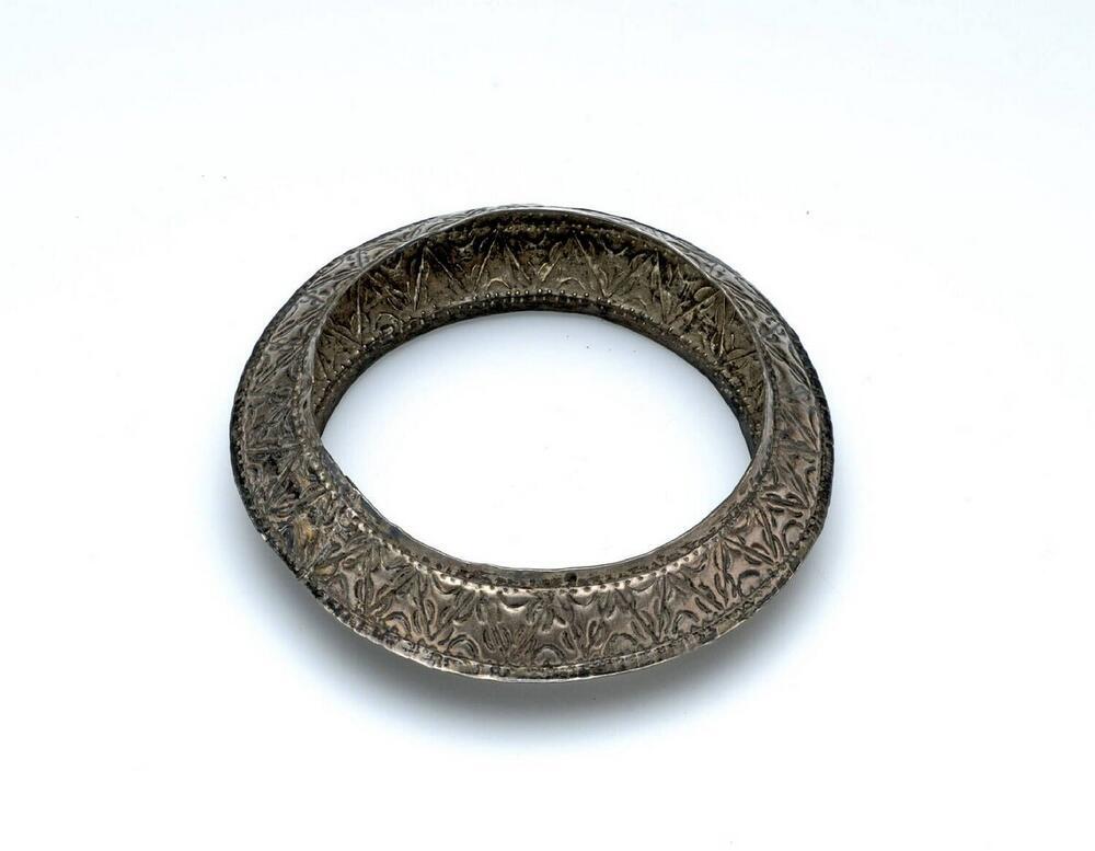 Armband van geciseleerd zilver, versierd met toempalmotief
