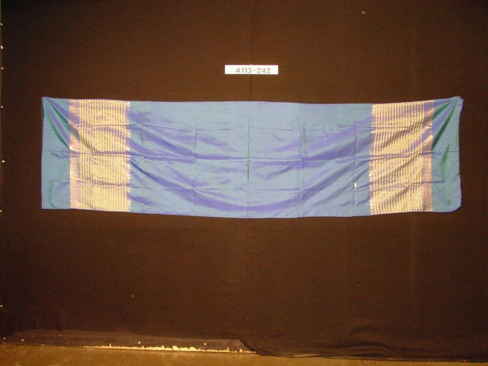 Zijden schouderdoek, voorzien van gouddraad