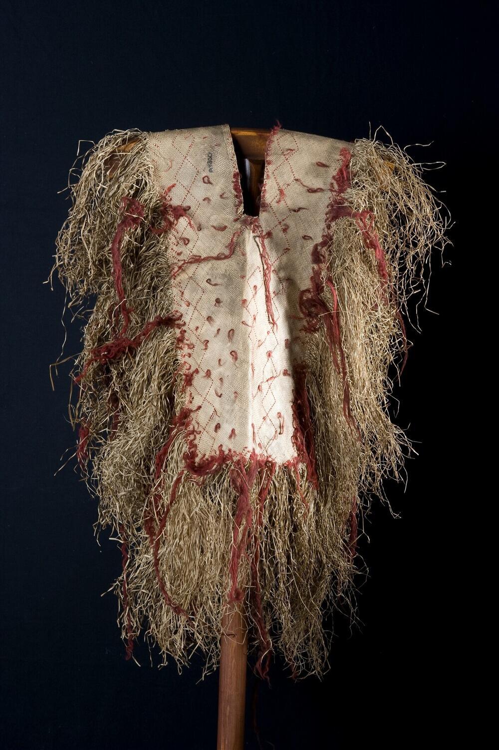 Cloak made of pandanus fibres and decorated with red wool