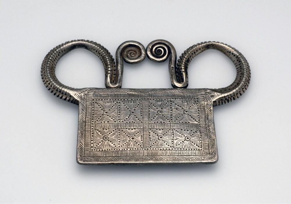 Zilveren hanger, gebruikt als amulet