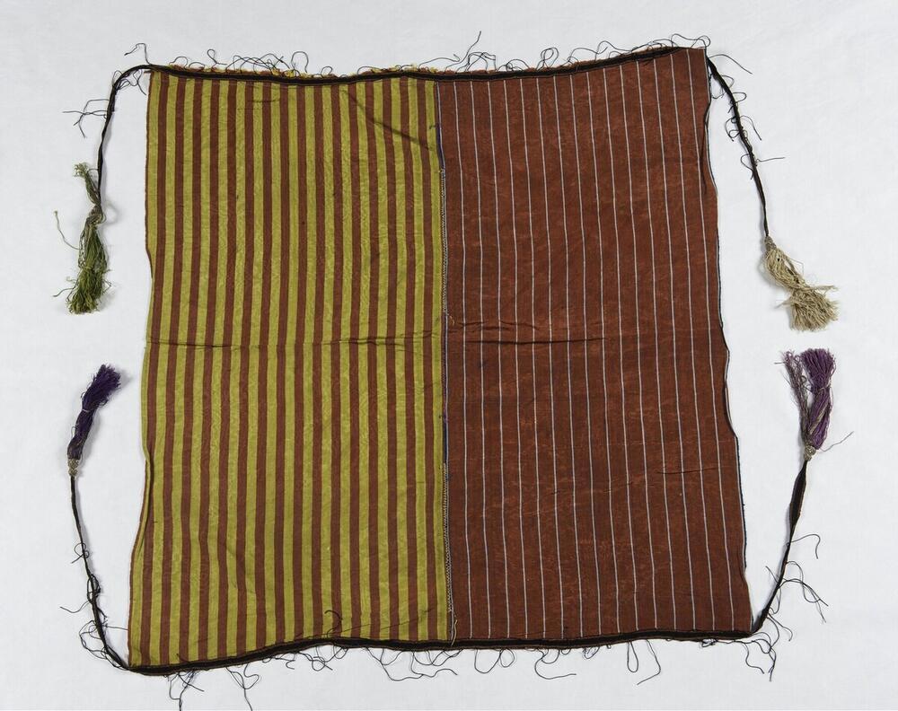 Hoofddoek met zilverdraad versierd