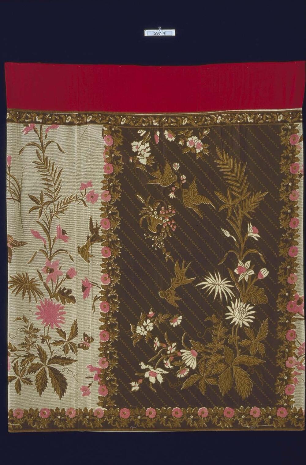 Sarong, gebatikt in plant-, bloem-, vogel-, en vlinderpatroon