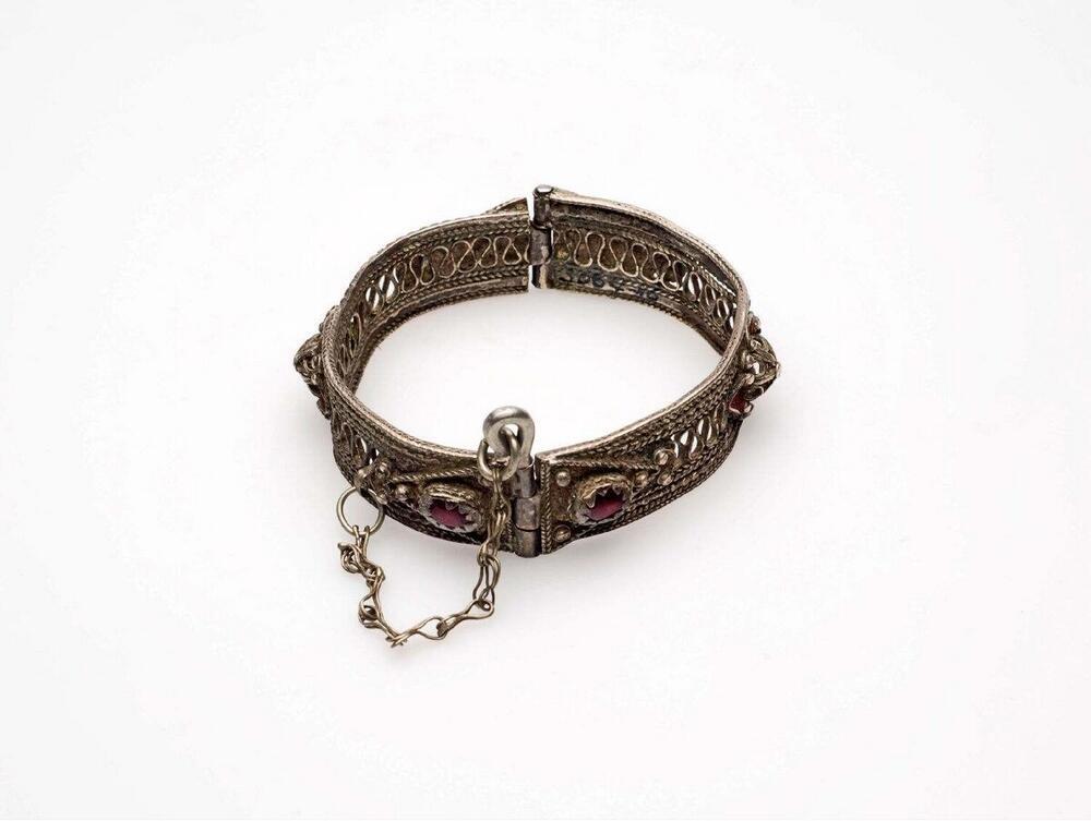 Zilveren armband met rode stenen