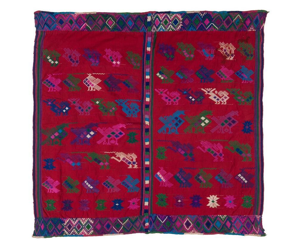 Rode doek met vogelmotieven