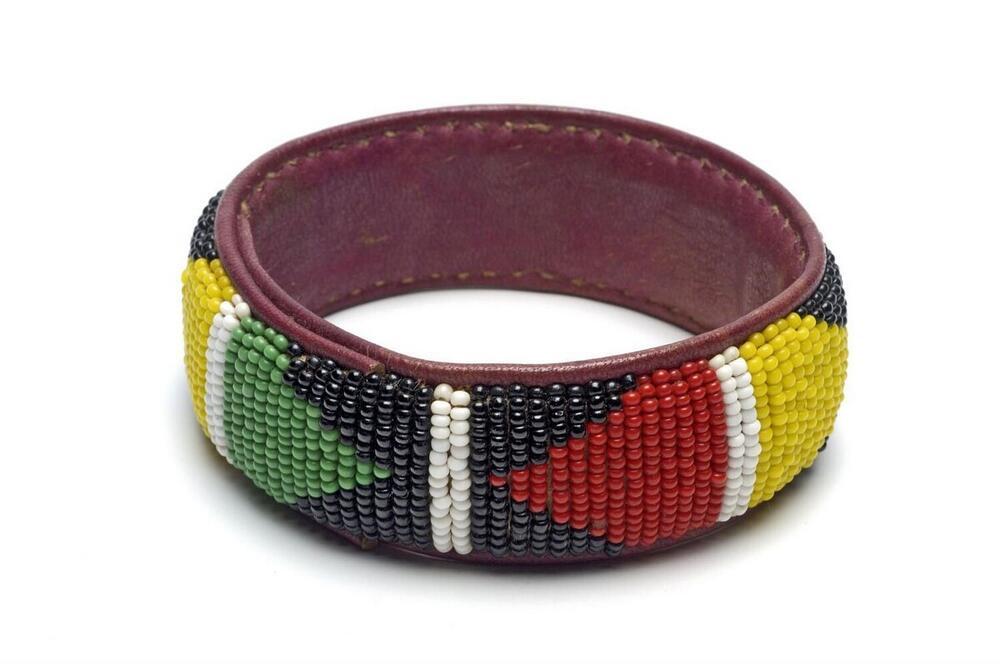 Leren armband, versierd met kralen in geometrisch patroon geregen