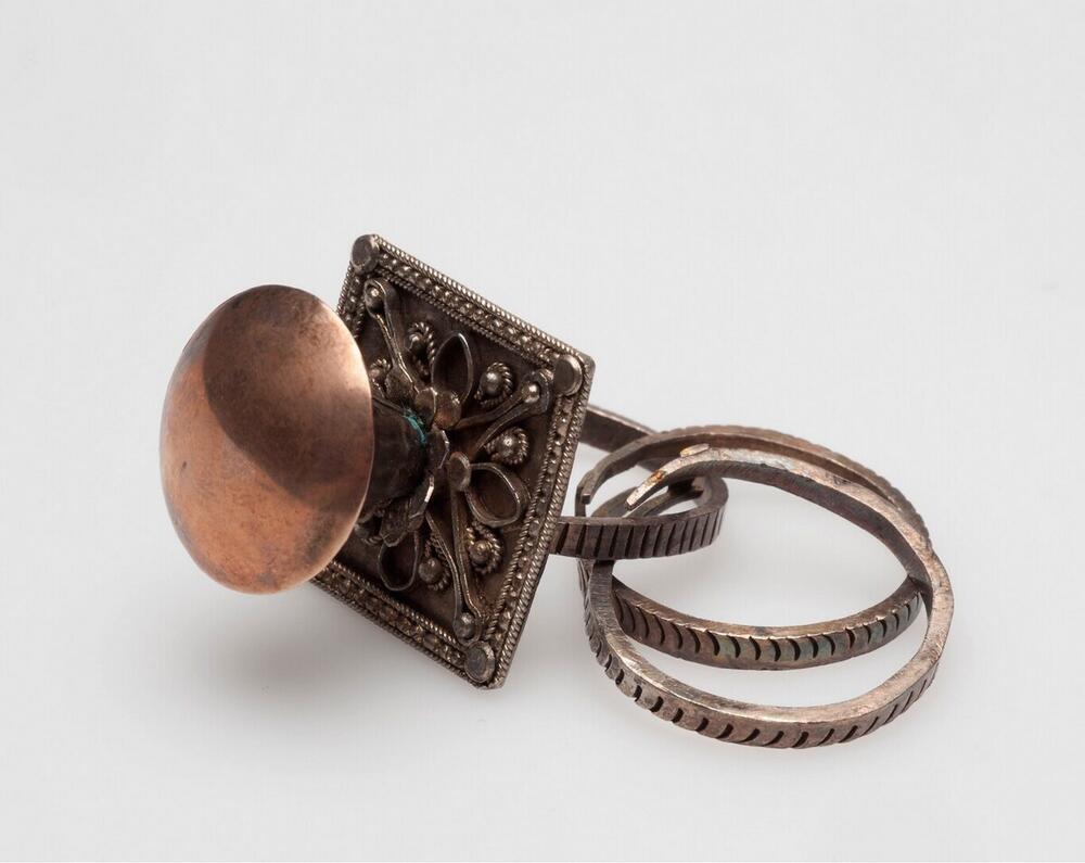 Ring met twee aanhangende ringen