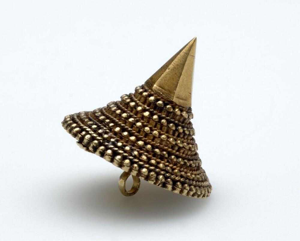 Kegelvormige gouden knoop ter versiering van een jak