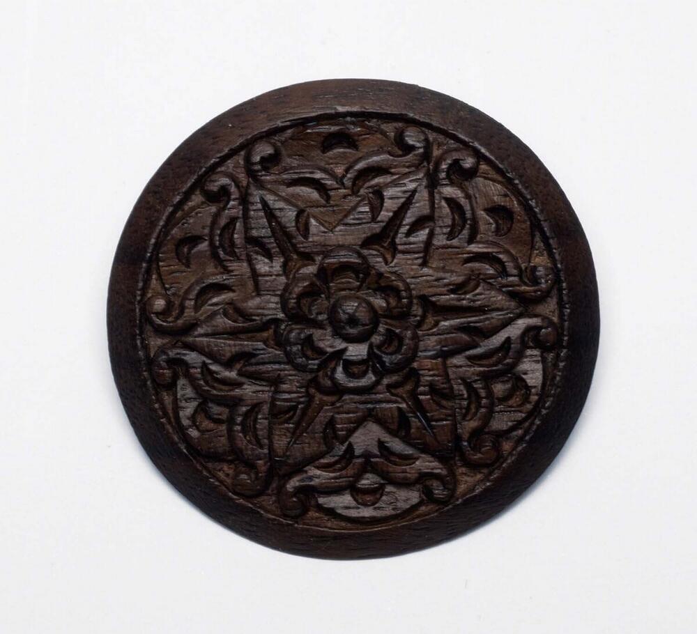 Ronde broche, gemaakt van hout en ijzer