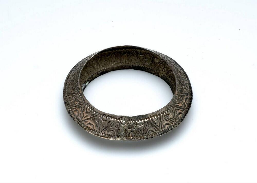 Armband van geciseleerd zilver, versierd met toempalmotief