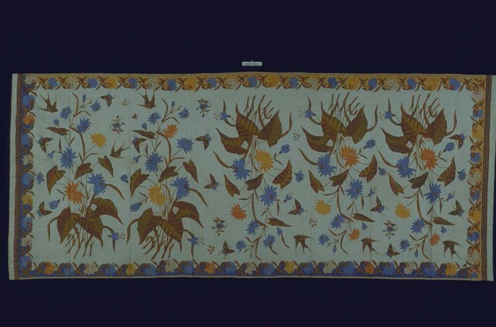 Wikkelrok met grote bloemen aan takken, zwaluwen en vlinders