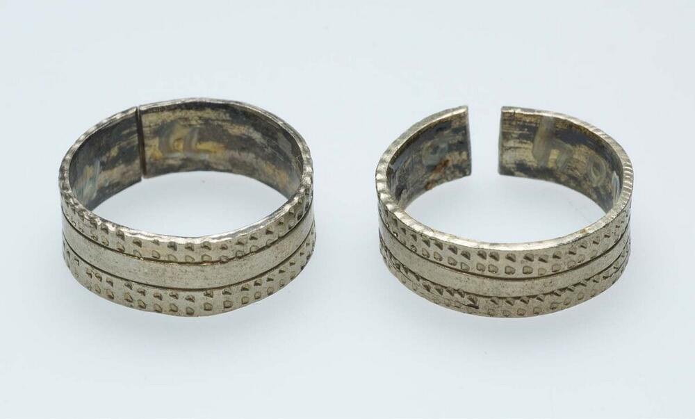 Koperen ring, versierd met ingeslagen punten