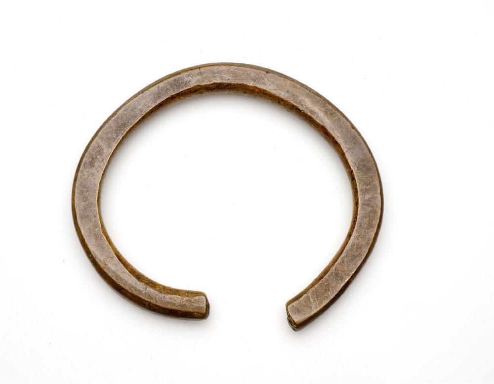 Bronzen arm- of beenring