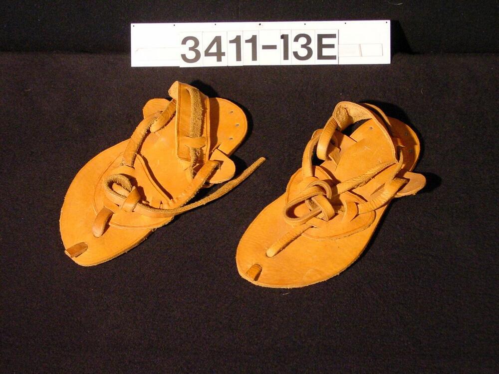 Paar leren sandalen, onderdeel van een mannenkostuum