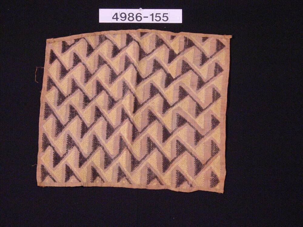 Raffia weefsel, geborduurd met geometrische motieven