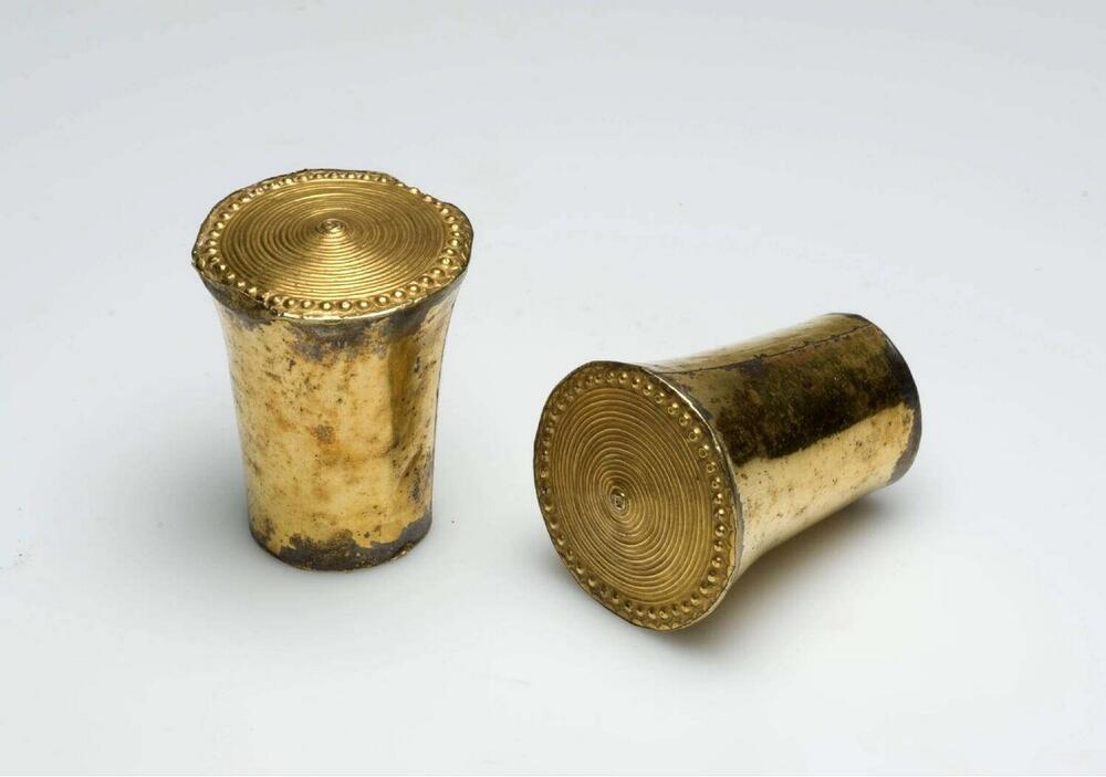 A pair of women's earrings (soebeng)