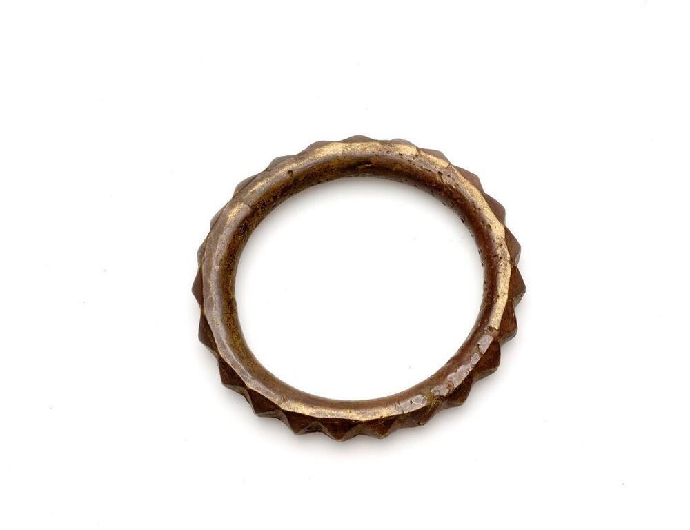 Koperen armband aan de zijkant voorzien van facetten