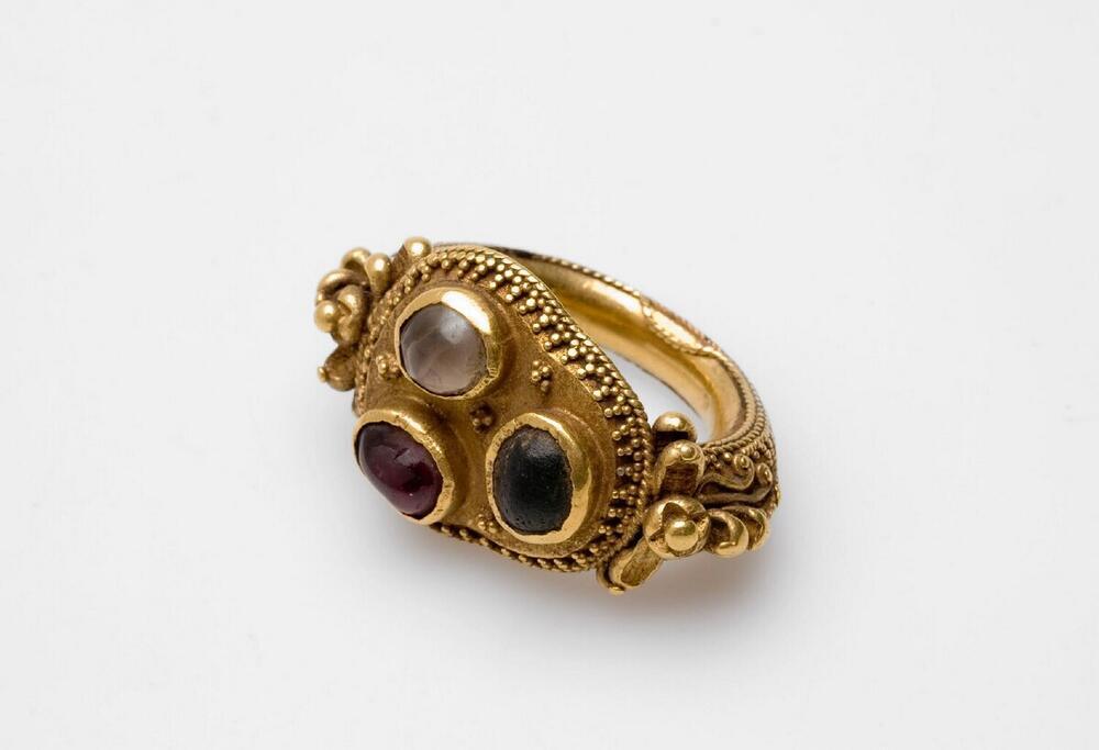Gouden ring met bergkristal, rhodoliet en glas