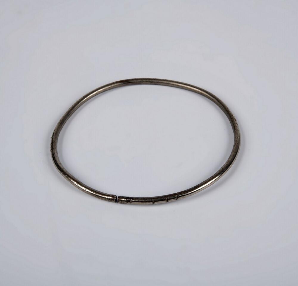 Armband, die gedragen wordt bij het candomblé kostuum voor de godin Iemanjá