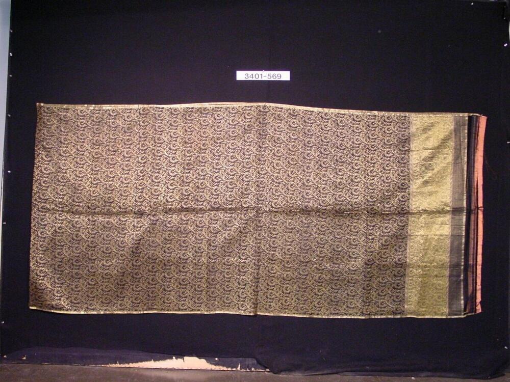 Sari van tule met bladmotieven van gouddraad