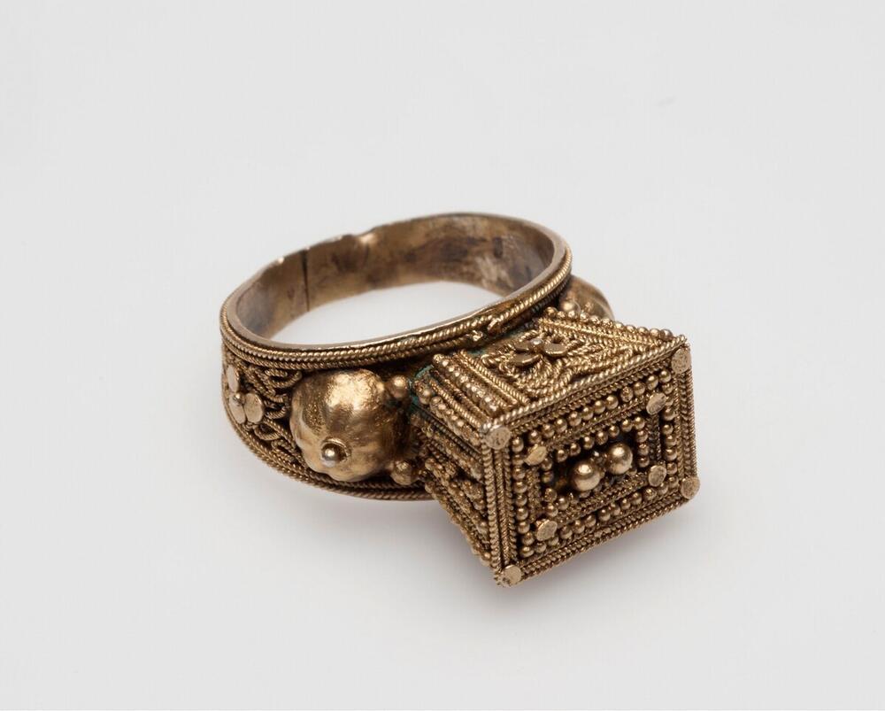 Ring met opstaande doosvormige knop