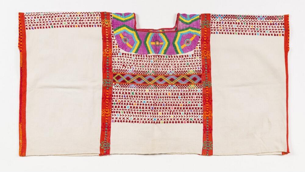Witte huipil met geometrische motieven