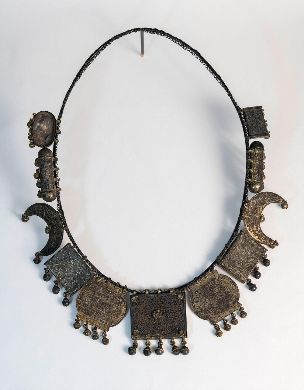 Halssnoer van verguld zilver met amuletten