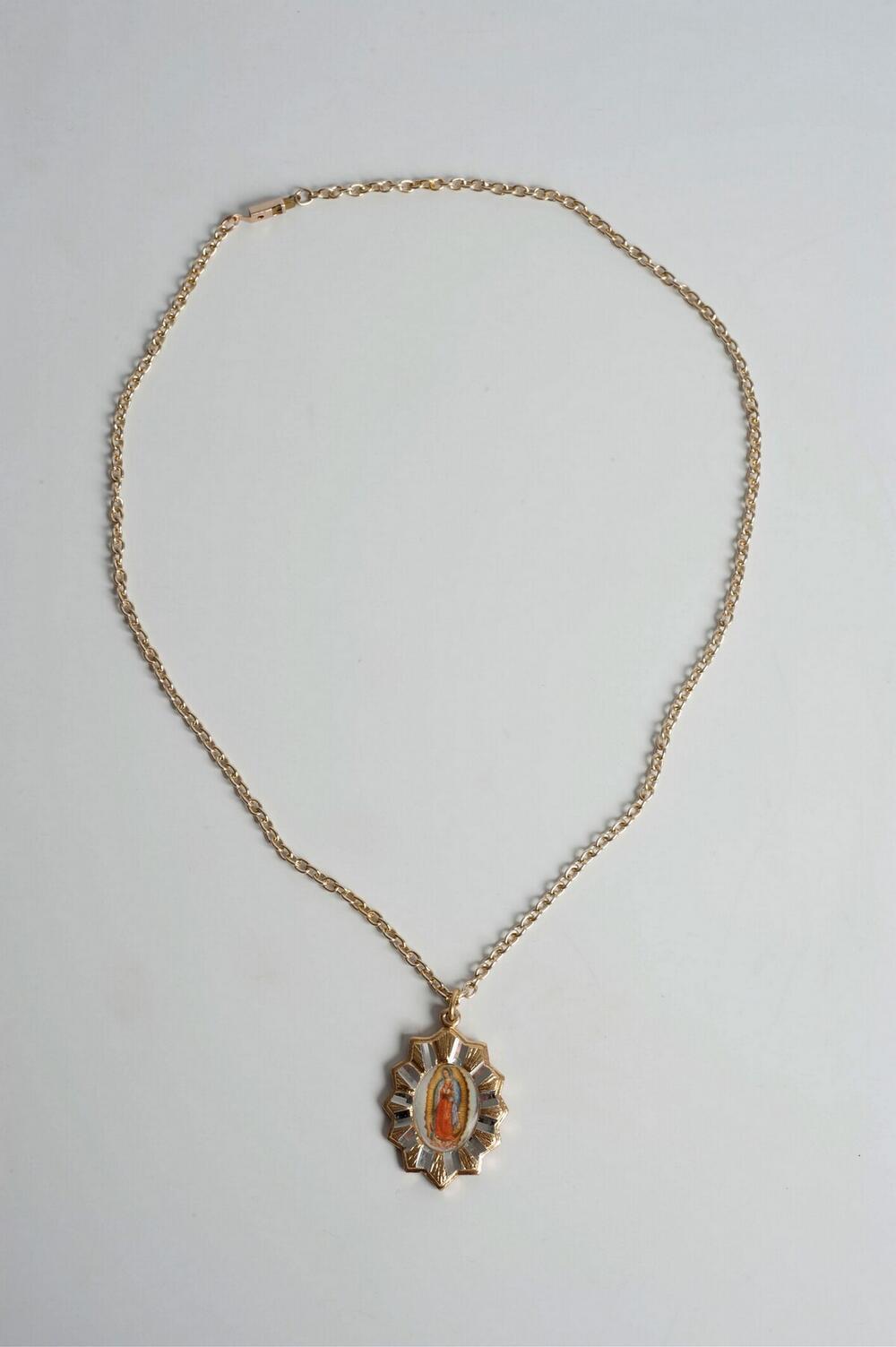 Vergulde hanger met een afbeelding van de Heilige Maagd Maria, ook gebruikt als amulet