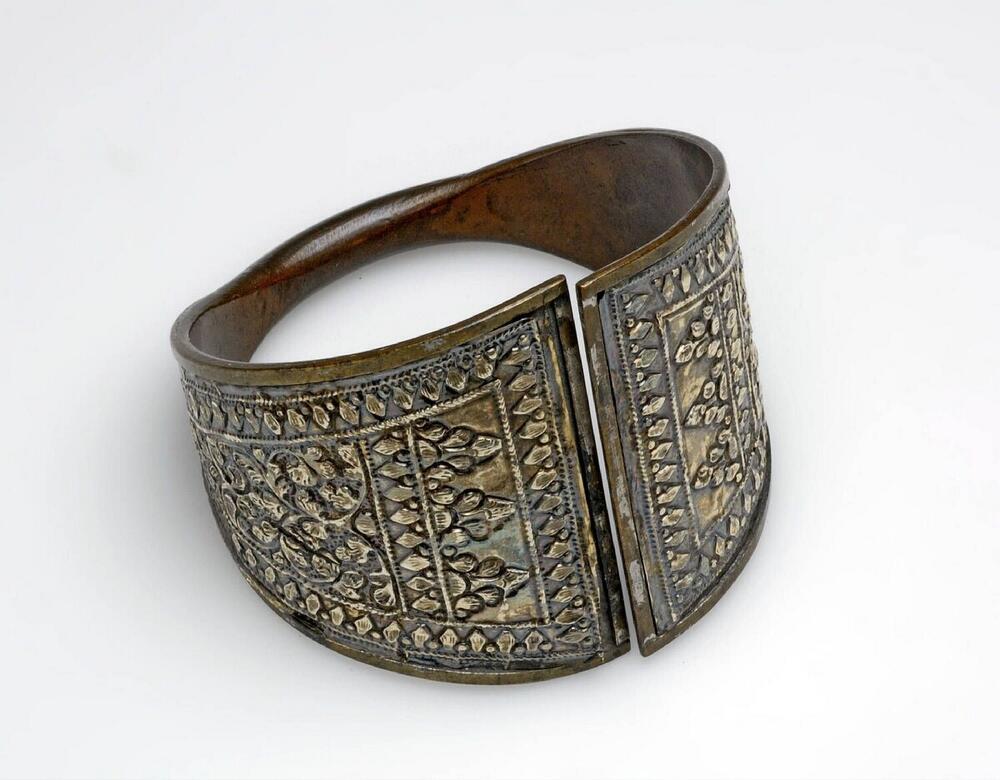 Koperen armband met beslag van zilveren plaatjes