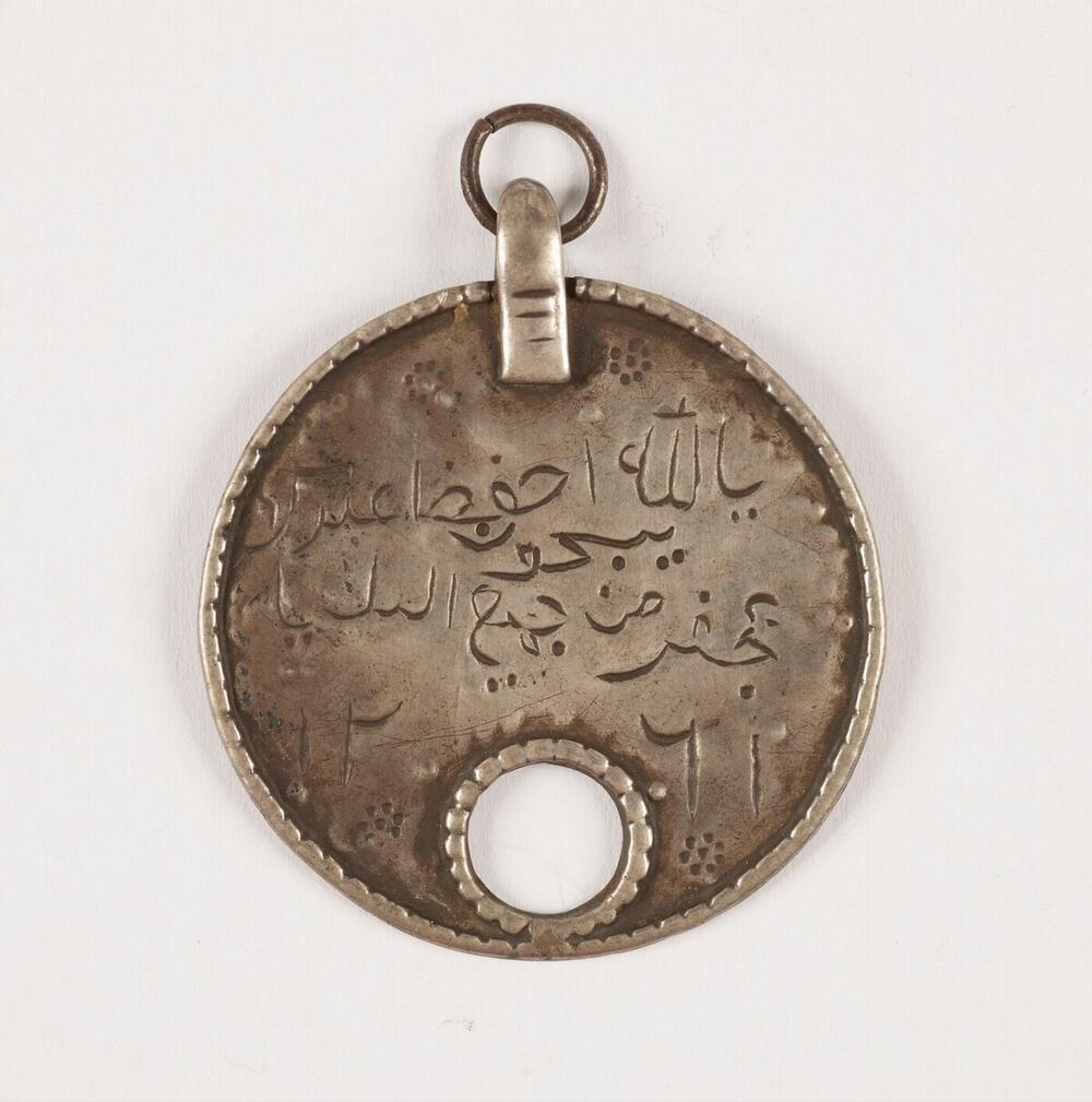 Ronde zilveren amulet hanger met religieuze spreuk