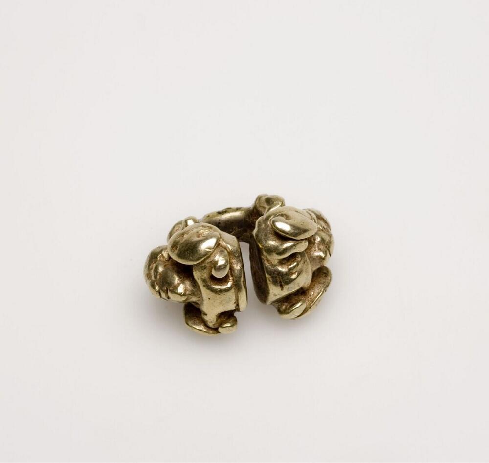 Gouden oorring versierd met een mannenhoofd en romp