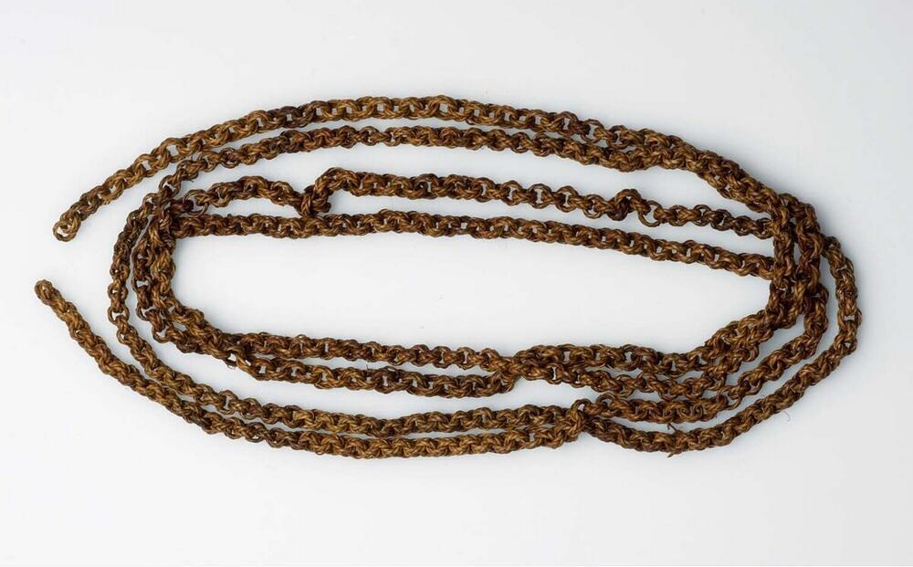 Halsketting van gevlochten ringen van rotan