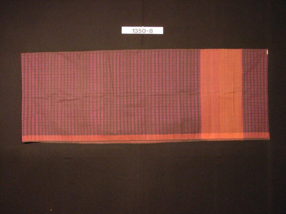Schouderdoek van bruin en zwart katoen met flottant ingeweven, paarse motieven