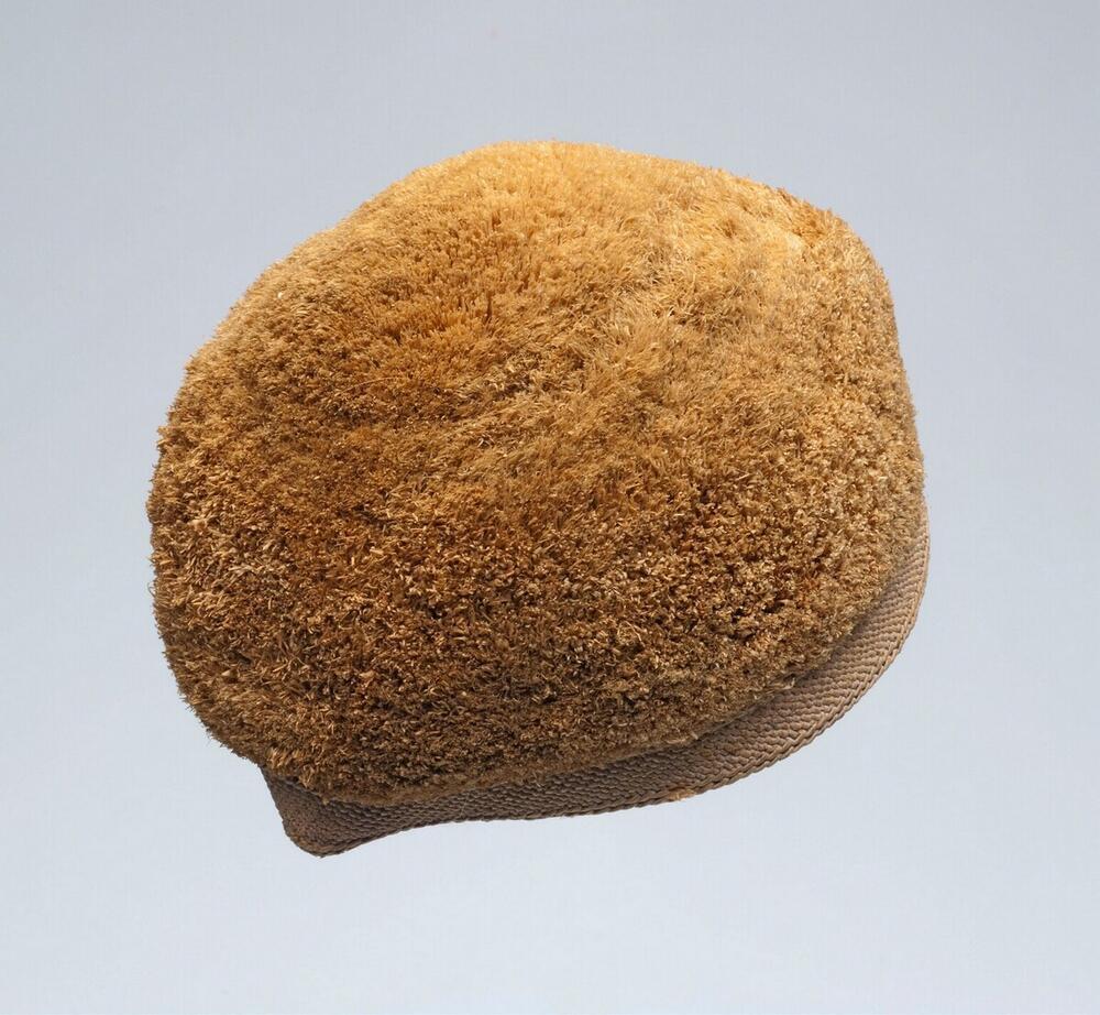 Geknoopte raffia muts, waardigheidsteken