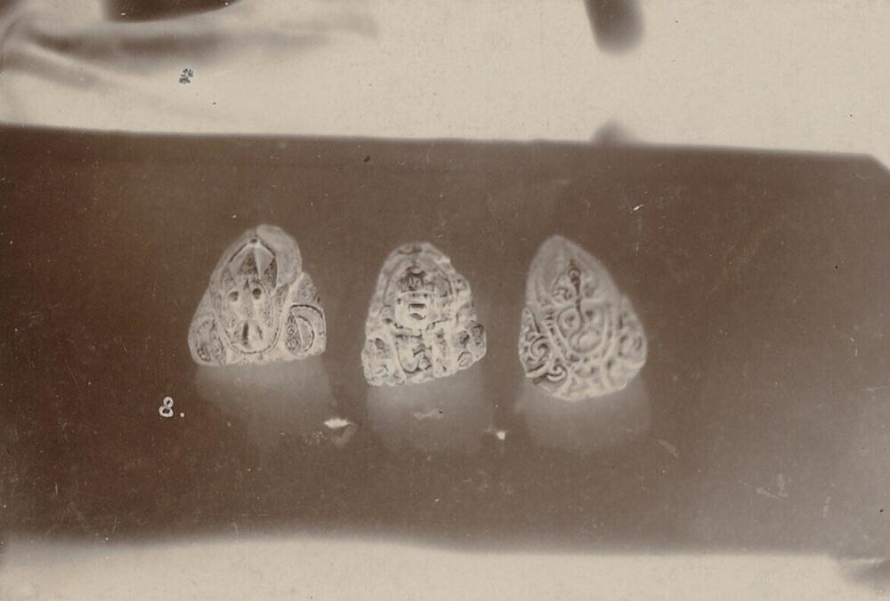 Drie versieringen van een tengkoeloek, een hoofddeksel gedragen door Dajak vrouwen op Borneo