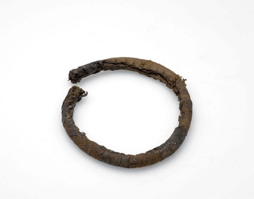 Leren armband met amuletbetekenis