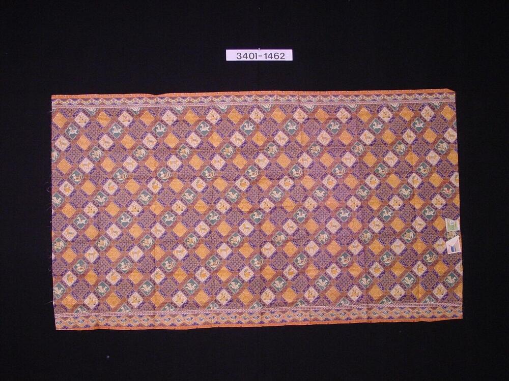 Doek van imitatie batik, met dierfiguren in ruiten