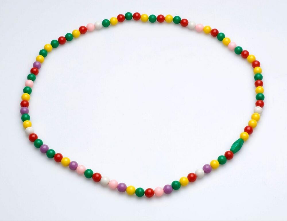 Plastic kralenketting als onderdeel van een vrouwenkostuum