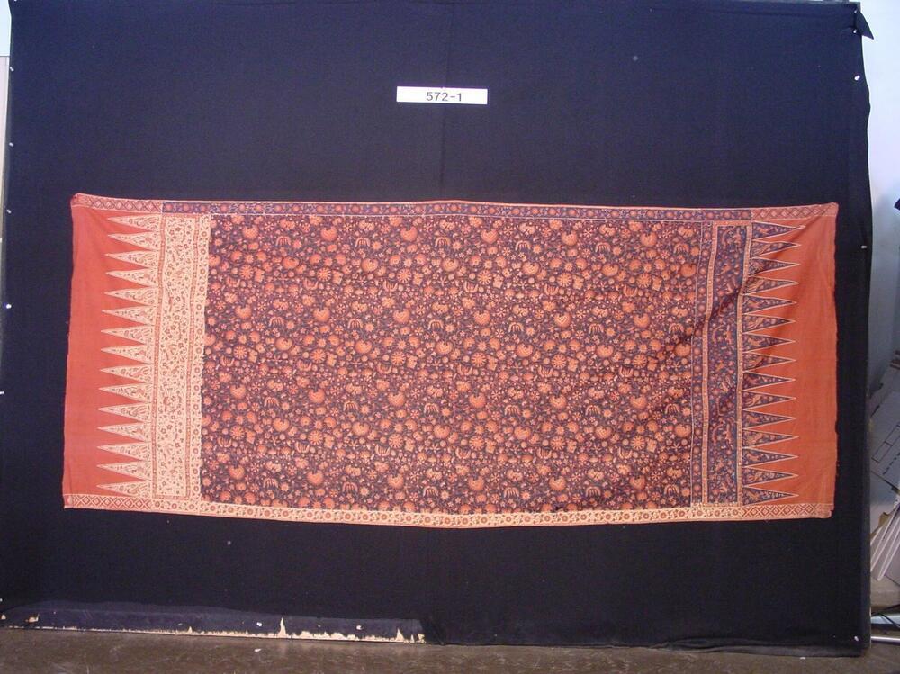 Gebatikte sarong met bloem en teloeki patroon