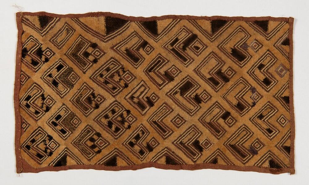 Raffia weefsel, geborduurd met geometrische motieven
