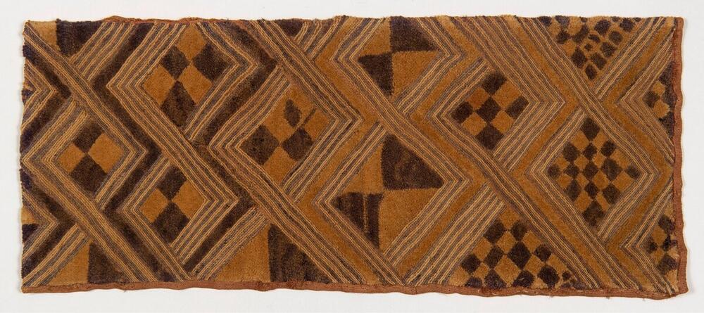 Raffia weefsel, geborduurd met geometrische motieven