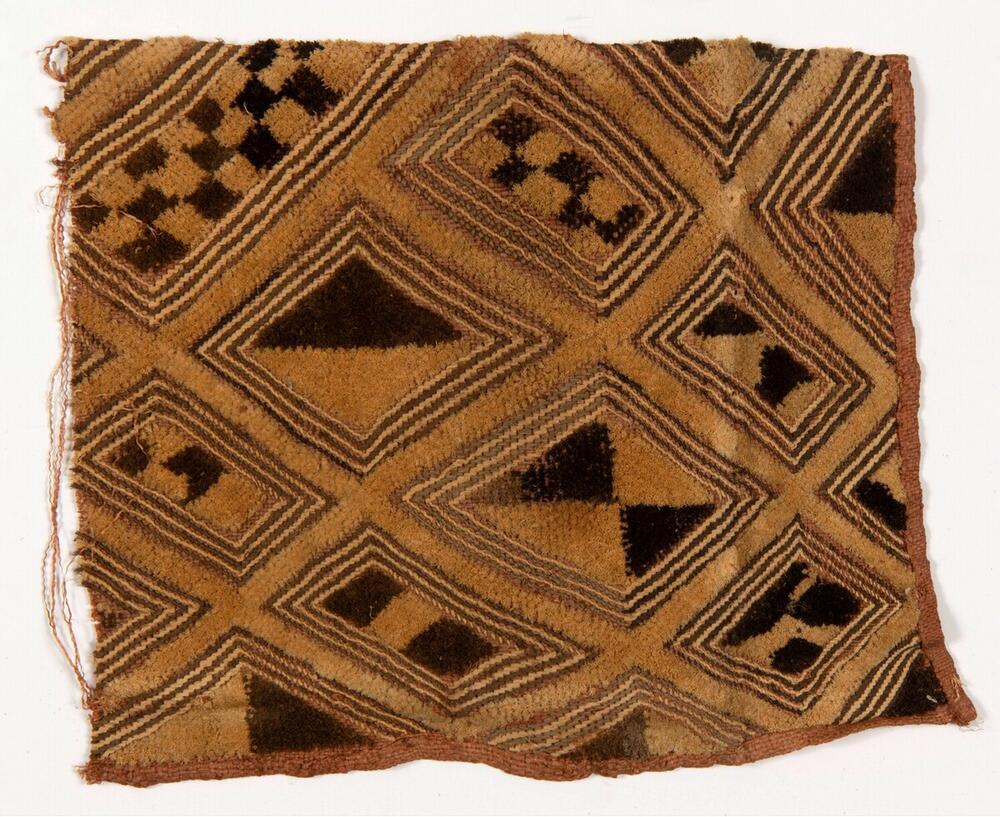 Raffia weefsel, geborduurd met geometrische motieven