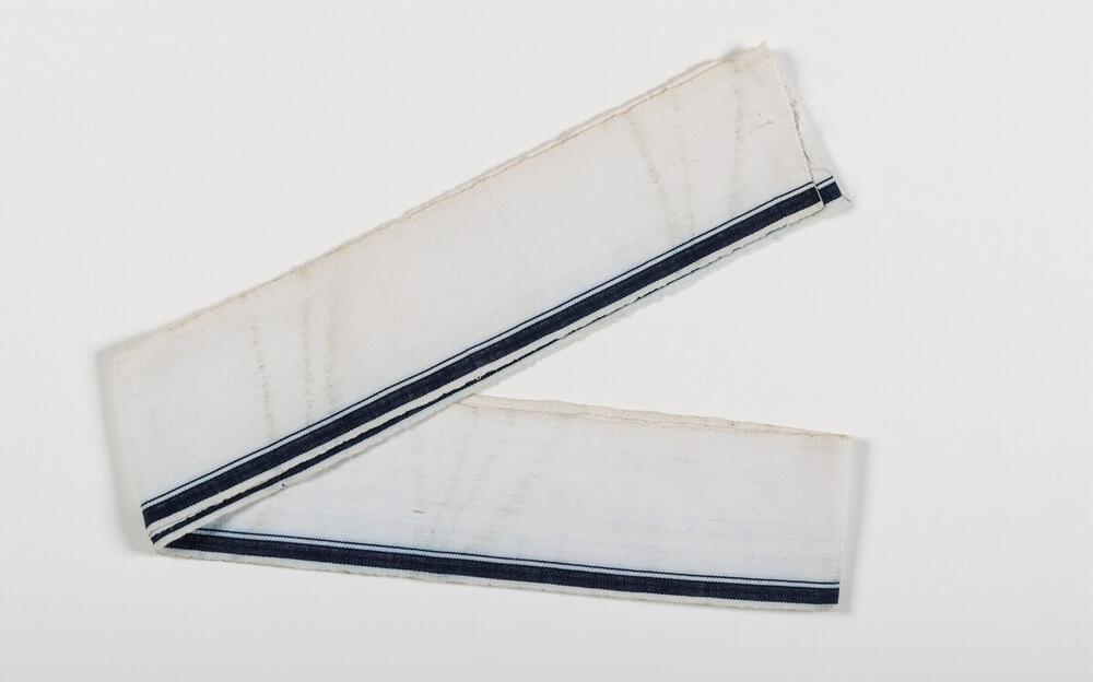 Handgeweven smalband voor vervaardiging van een mannenkleed
